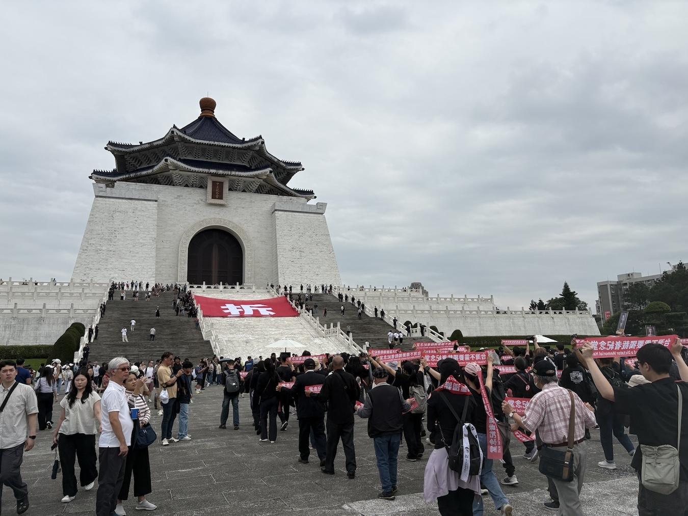 Hundreds Demonstrate Against the Chiang Kai-shek Memorial’s Commemoration of a Dead Dictator | New Bloom Magazine