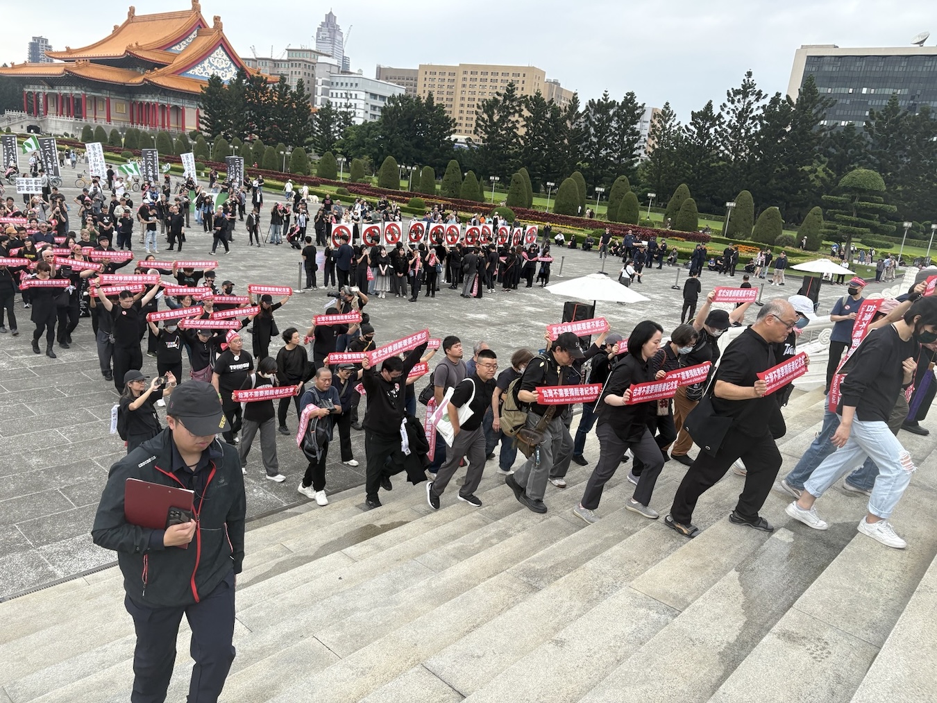 Hundreds Demonstrate Against the Chiang Kai-shek Memorial’s Commemoration of a Dead Dictator | New Bloom Magazine