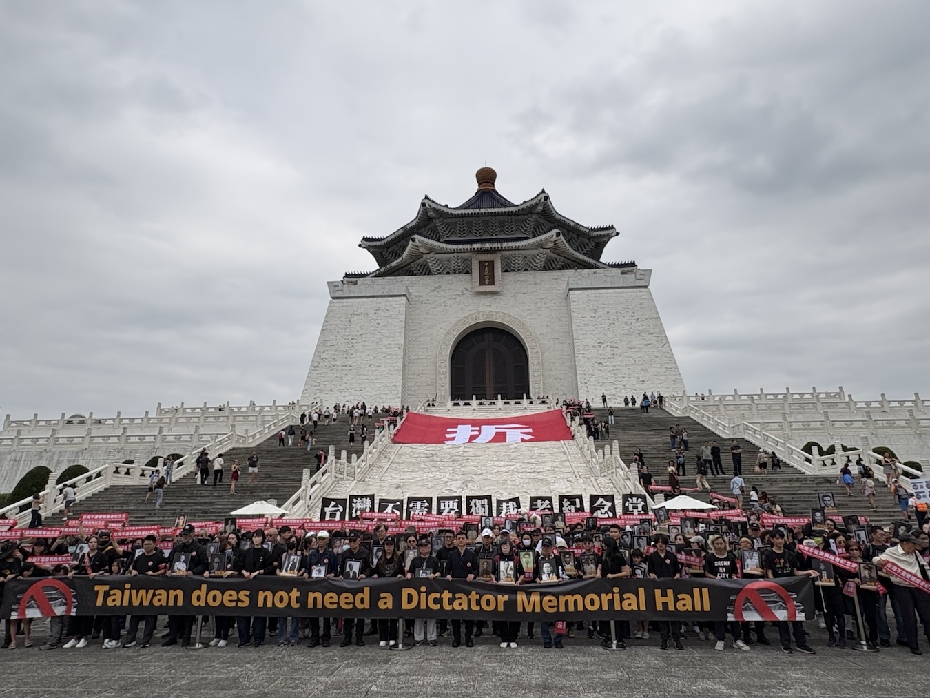 Hundreds Demonstrate Against the Chiang Kai-shek Memorial’s Commemoration of a Dead Dictator | New Bloom Magazine
