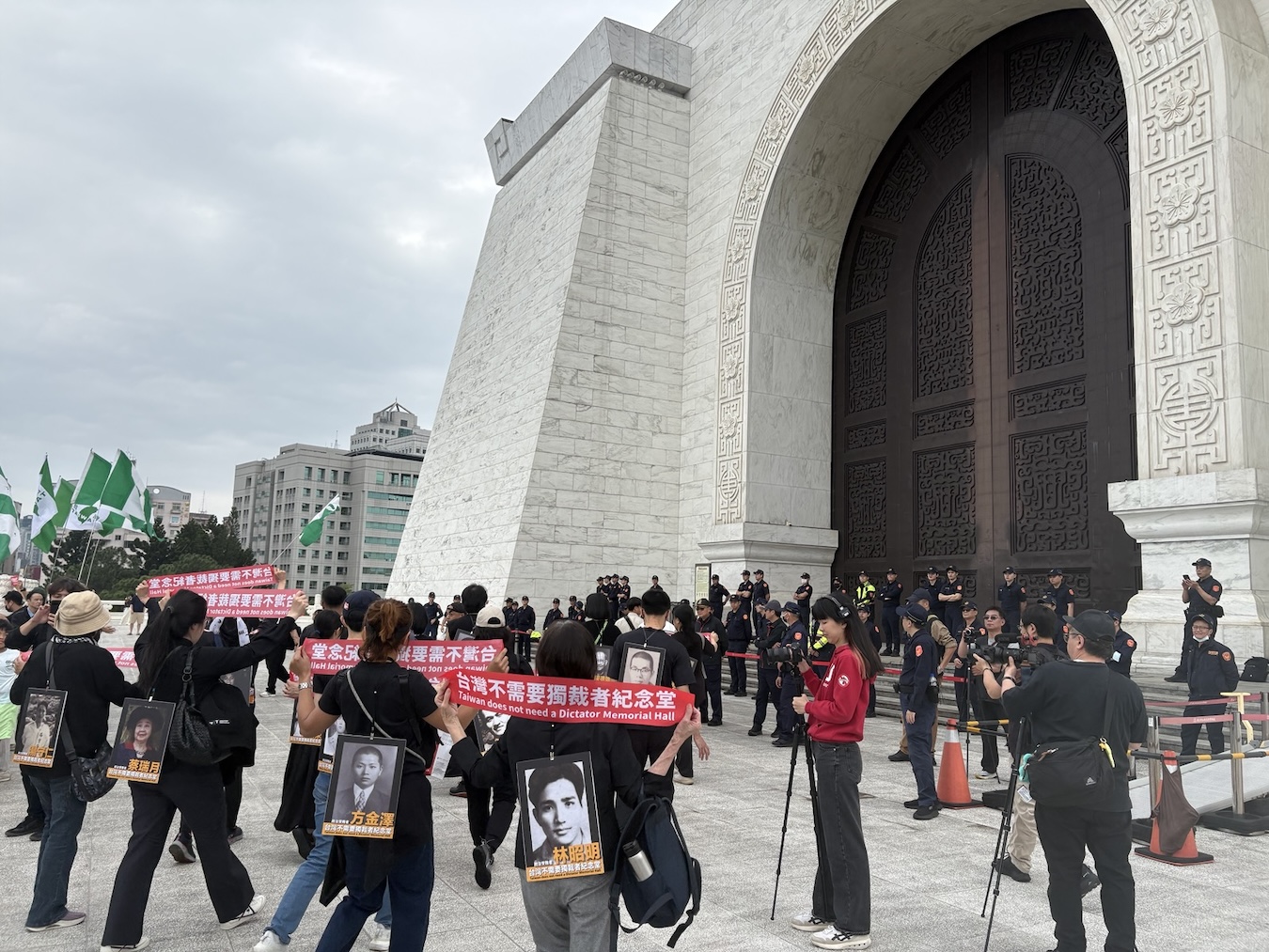 Hundreds Demonstrate Against the Chiang Kai-shek Memorial’s Commemoration of a Dead Dictator | New Bloom Magazine