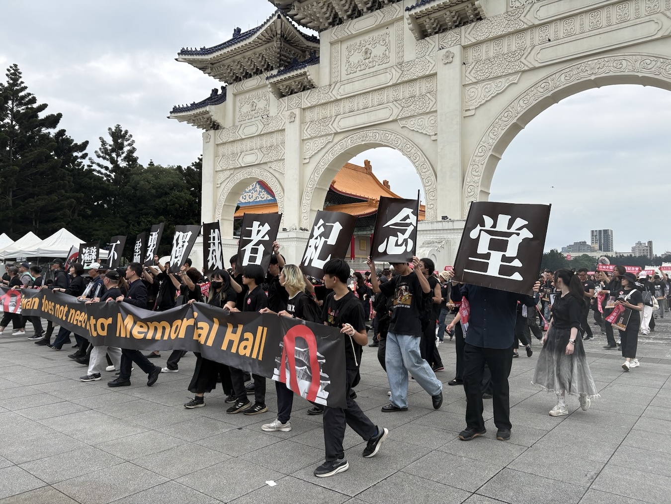 Hundreds Demonstrate Against the Chiang Kai-shek Memorial’s Commemoration of a Dead Dictator | New Bloom Magazine